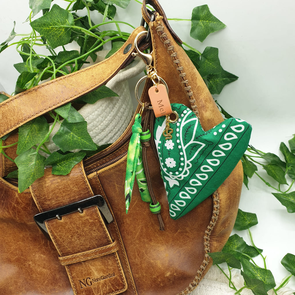 Charm Mela Po’o – Cuore in Bandana Verde bottiglia