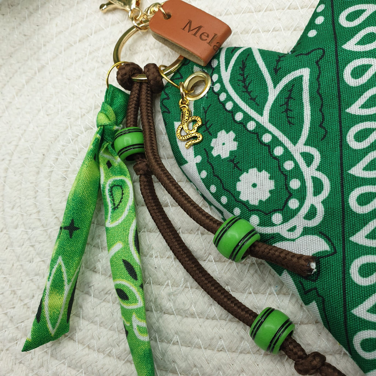 Charm Mela Po’o – Cuore in Bandana Verde bottiglia