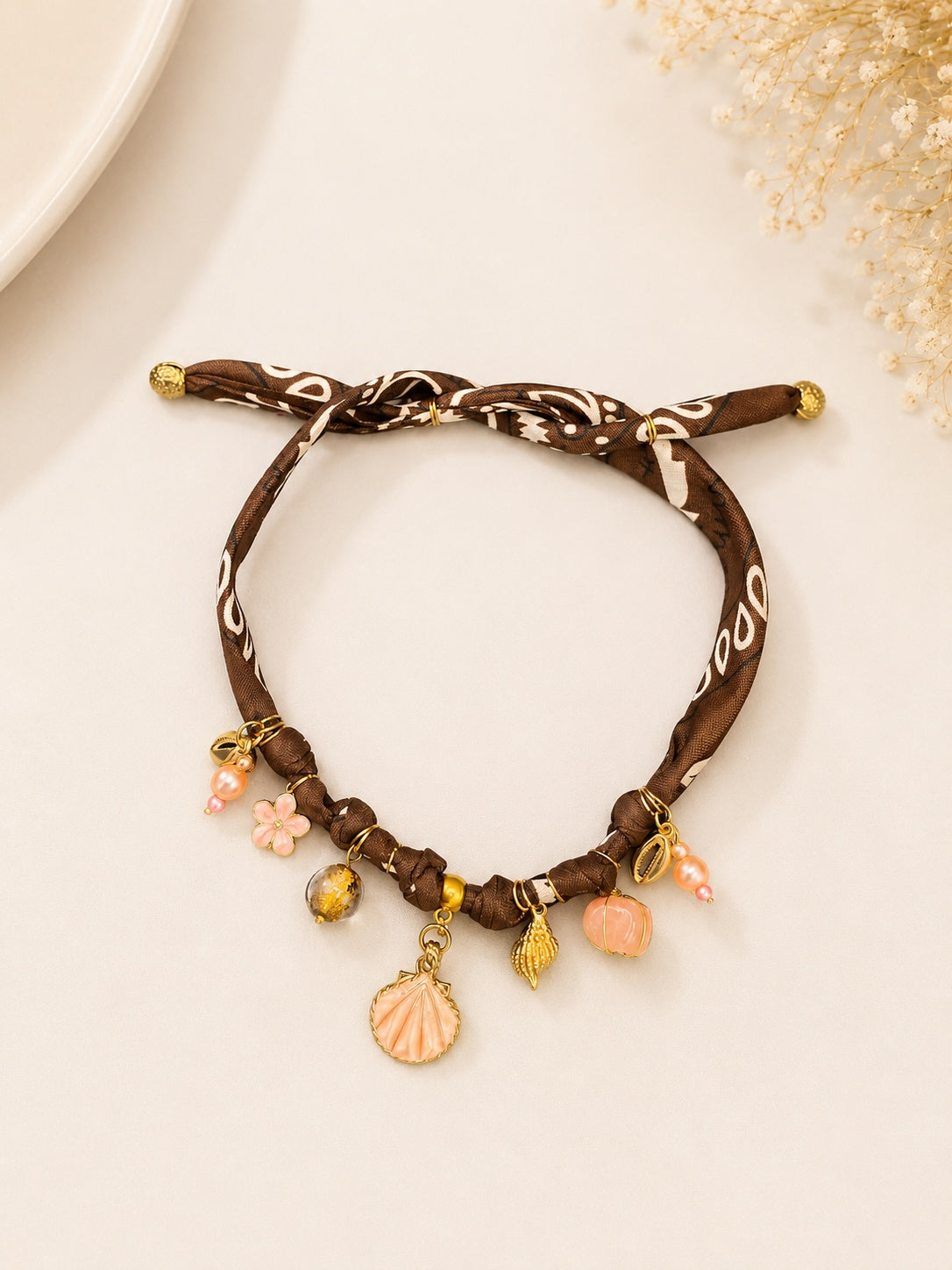 Collana Bandana Cioccolato con Charms – Pezzo Unico