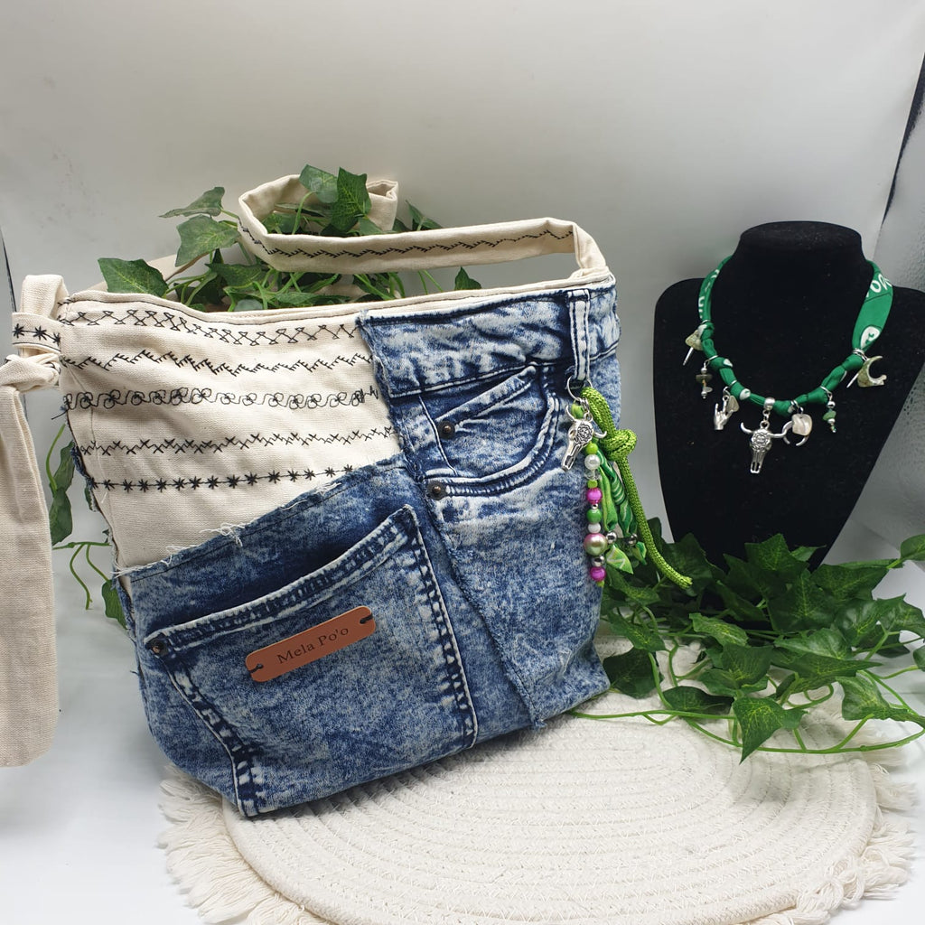 Borsa denim riciclato e tessuto canvas ricamato-Mela Po'o- pezzo unico