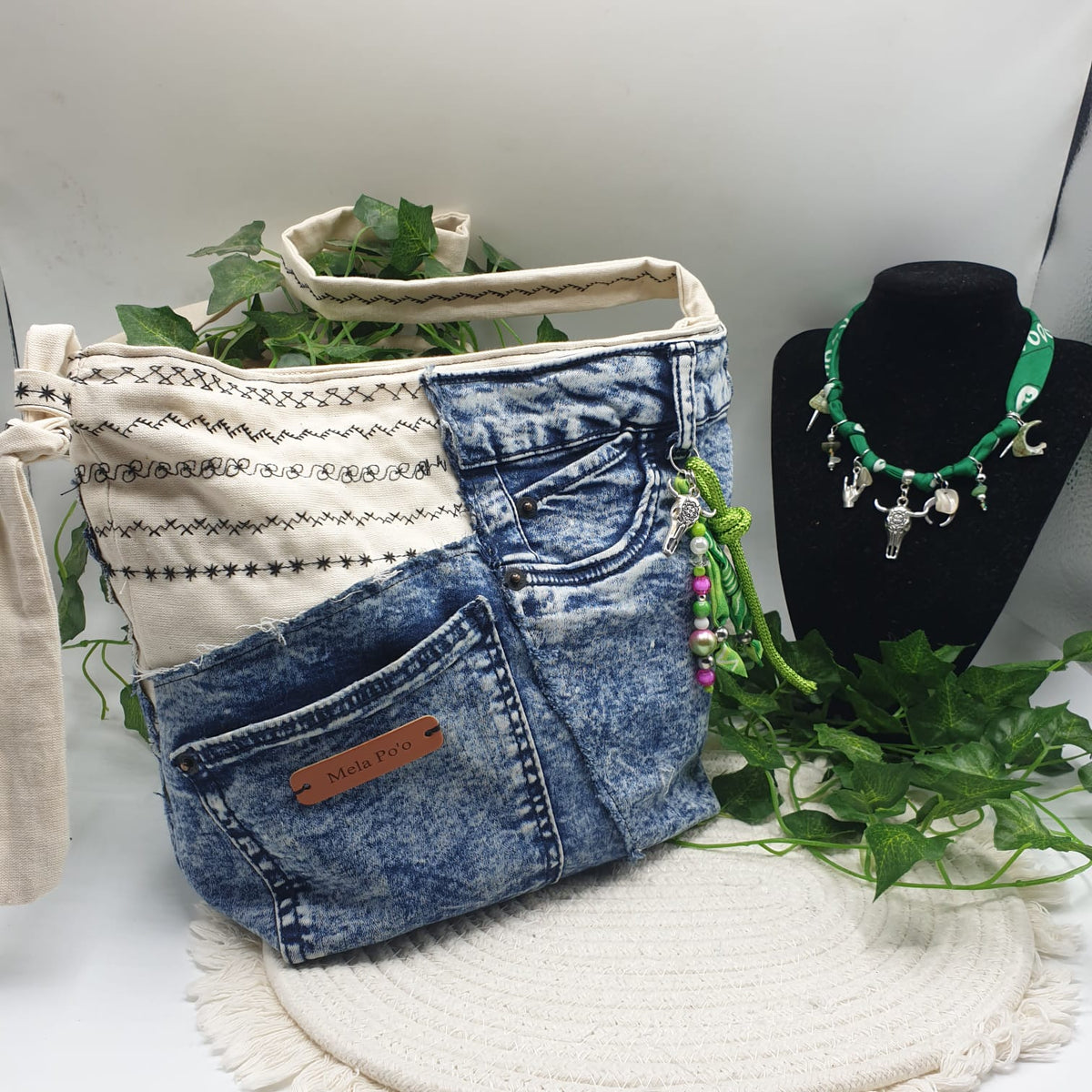 Borsa denim riciclato e tessuto canvas ricamato-Mela Po'o- pezzo unico