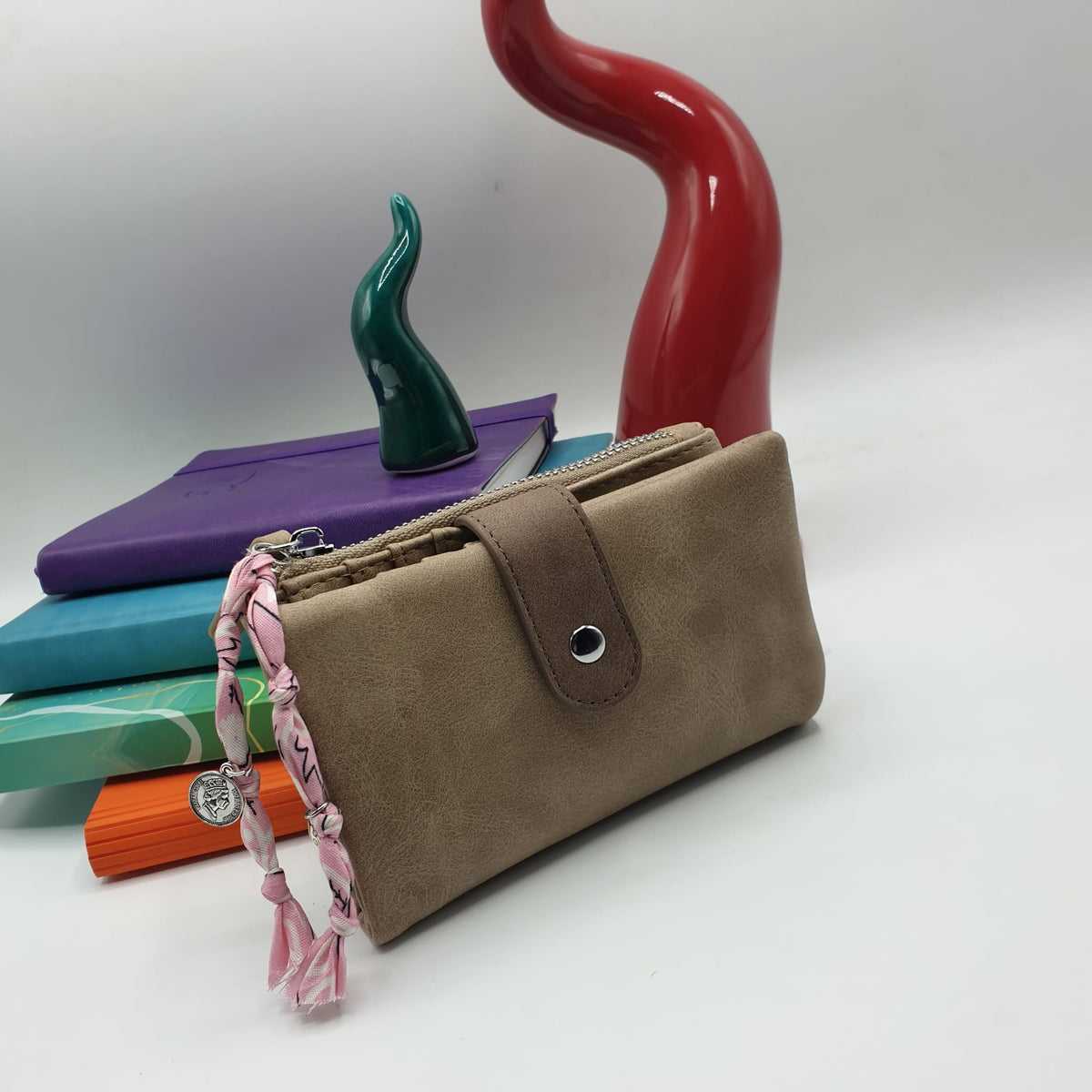 Portafoglio in ecopelle tortora con charms