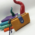 Portafoglio in ecopelle senape con charms