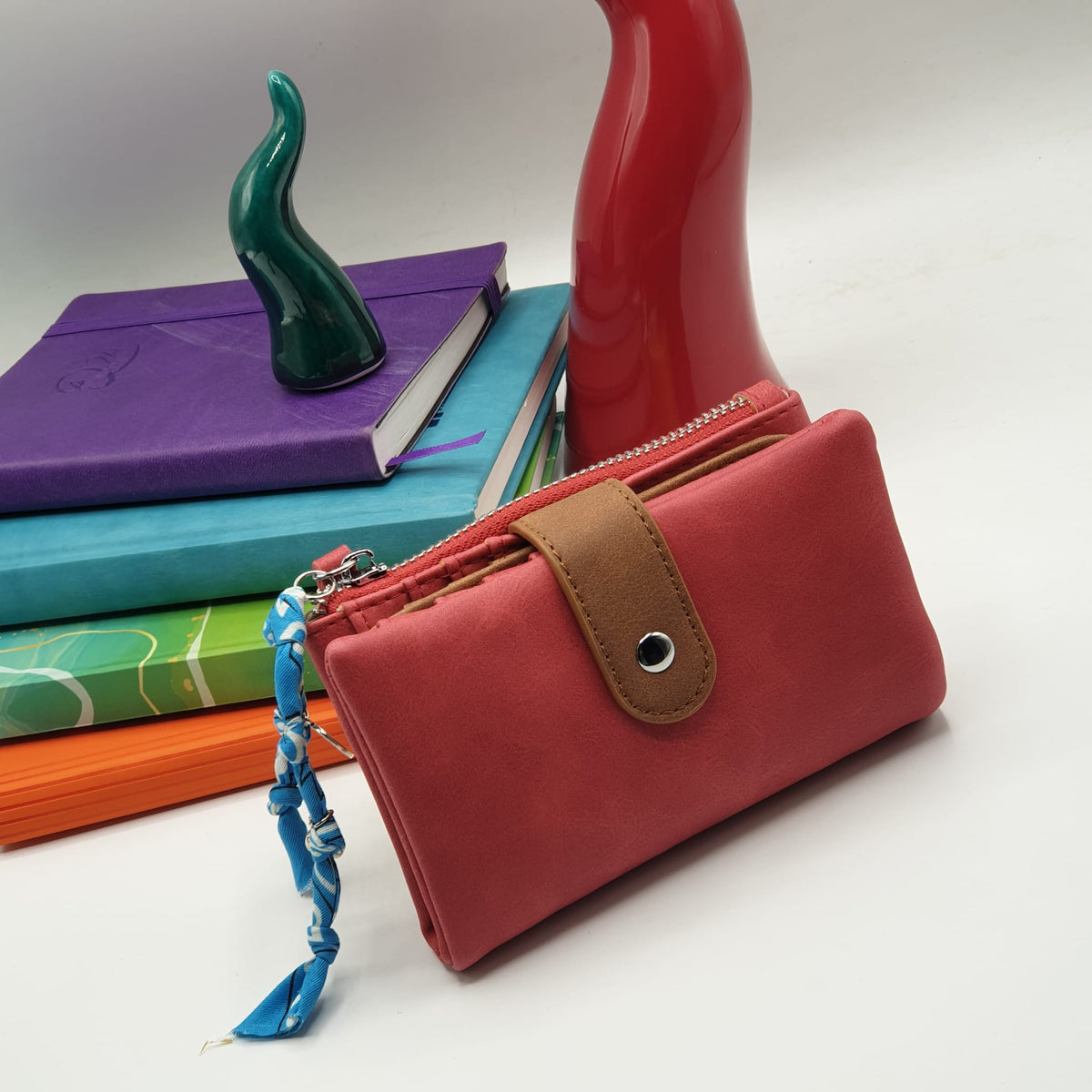 Portafoglio in ecopelle ciliegia con charms