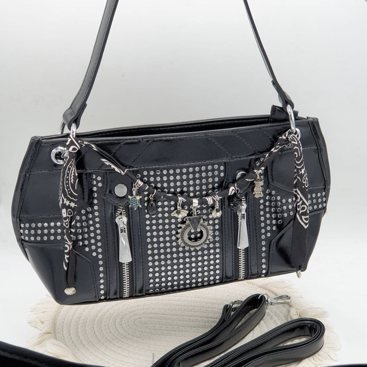 Borsa in similpelle con bandana charms