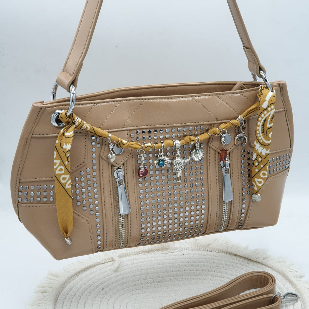 Borsa in similpelle con bandana charms