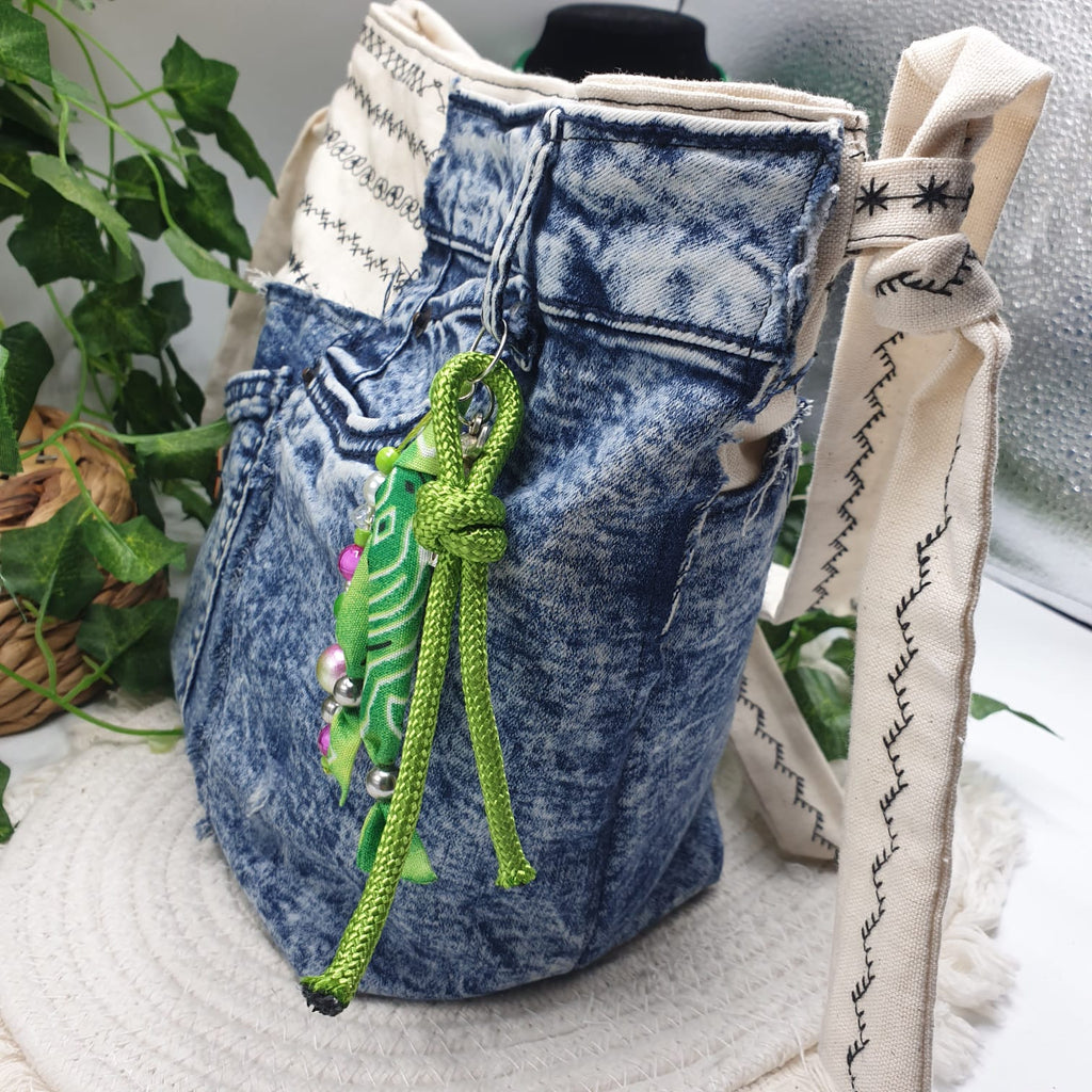 Borsa denim riciclato e tessuto canvas ricamato-Mela Po'o- pezzo unico
