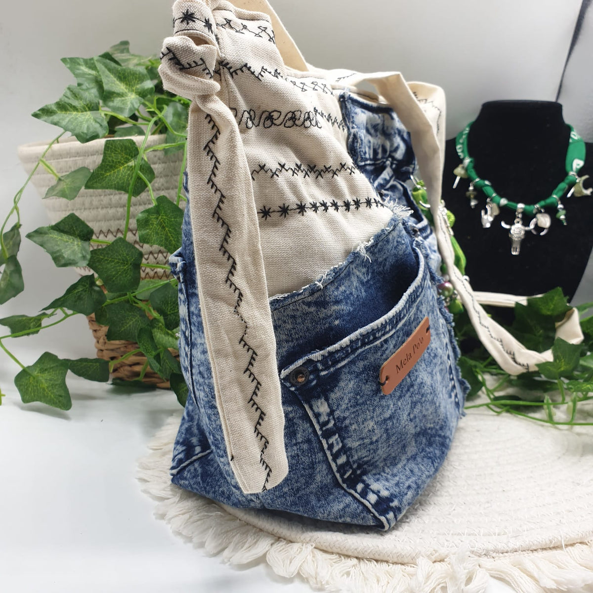 Borsa denim riciclato e tessuto canvas ricamato-Mela Po'o- pezzo unico