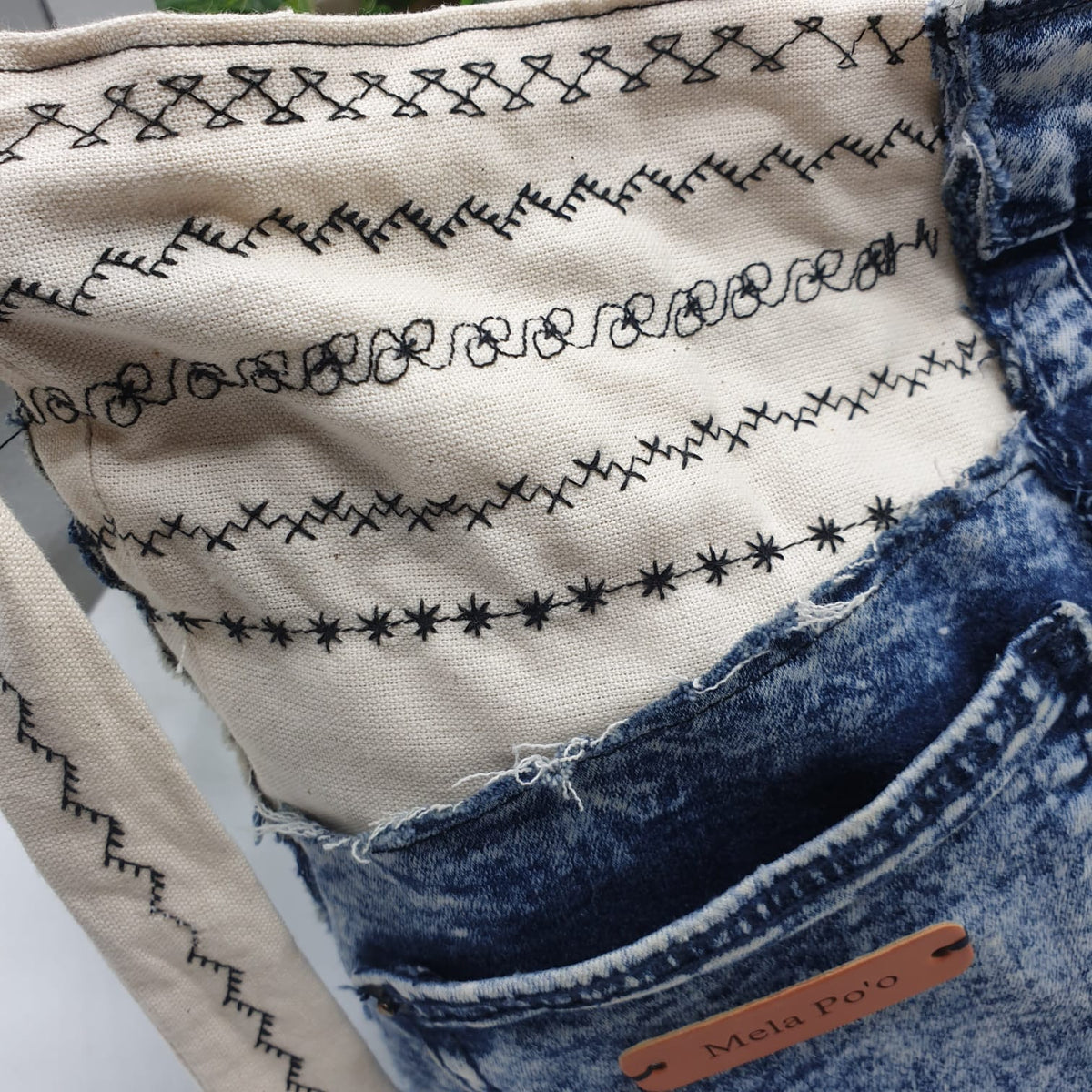 Borsa denim riciclato e tessuto canvas ricamato-Mela Po'o- pezzo unico