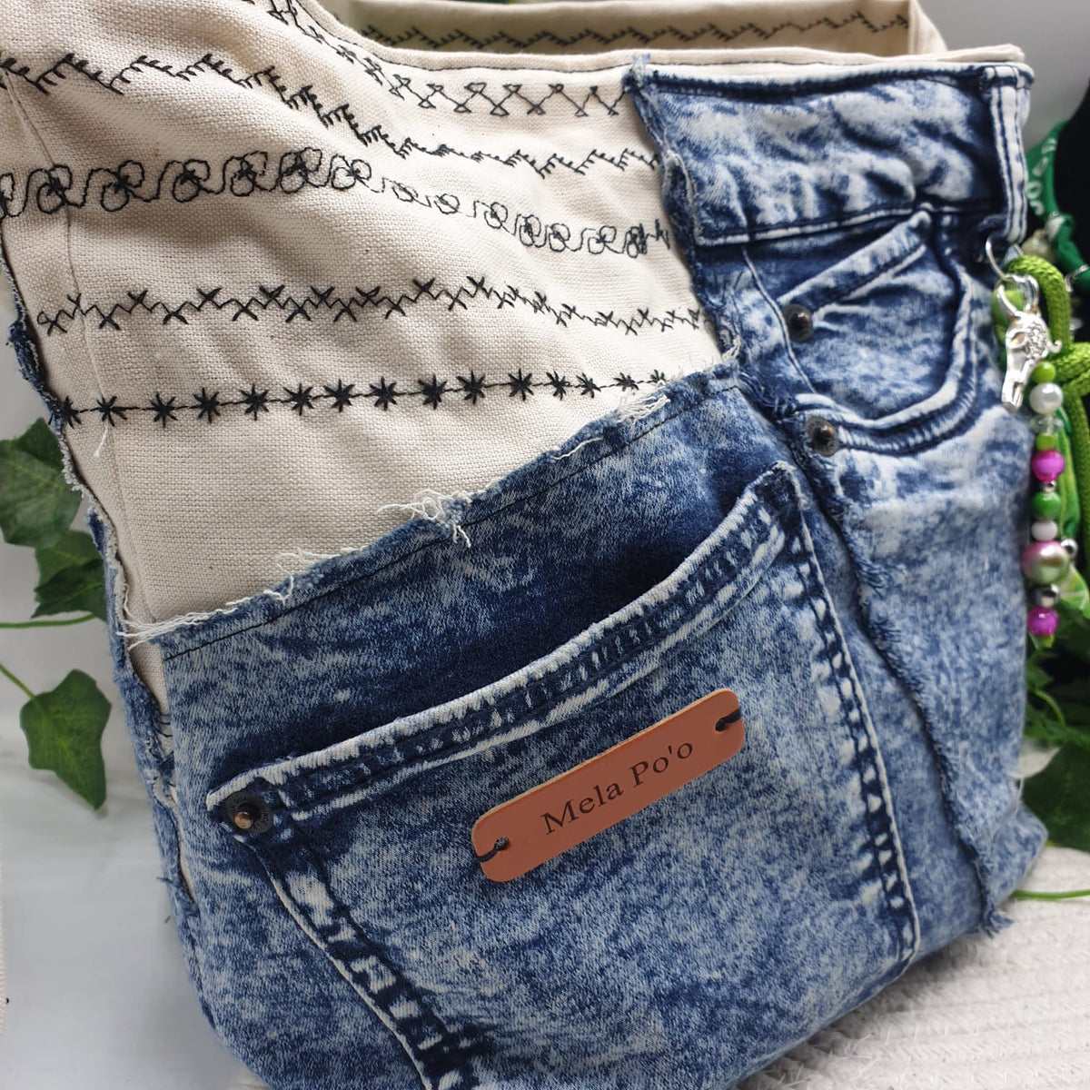 Borsa denim riciclato e tessuto canvas ricamato-Mela Po'o- pezzo unico