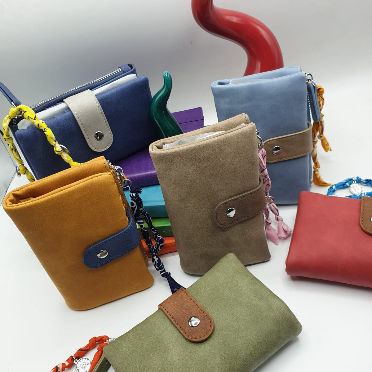 Portafoglio in ecopelle senape con charms