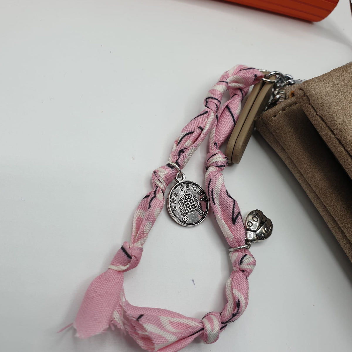 Portafoglio in ecopelle tortora con charms