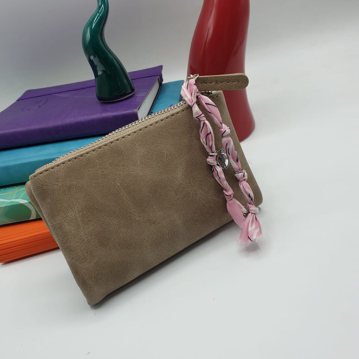 Portafoglio in ecopelle tortora con charms