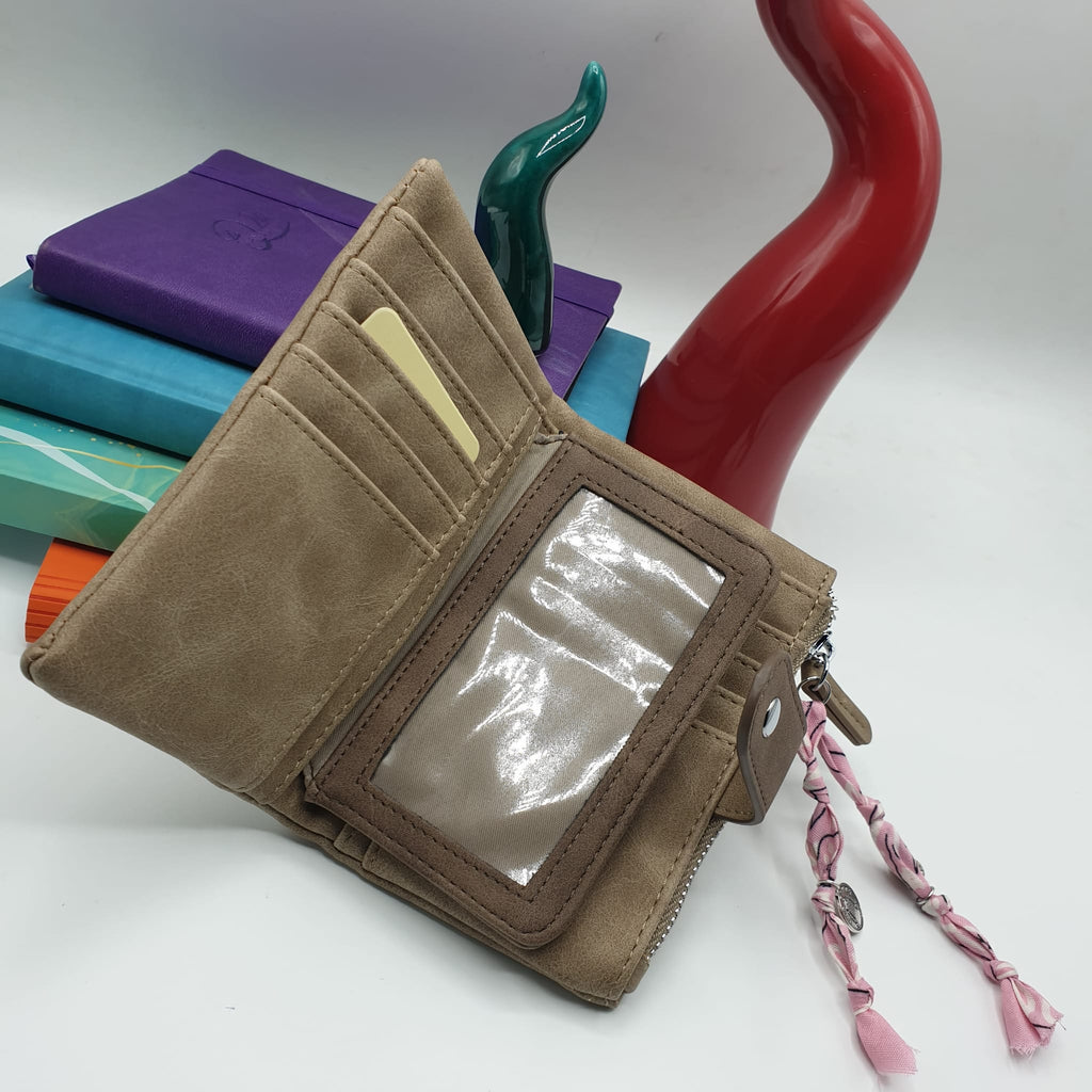 Portafoglio in ecopelle tortora con charms