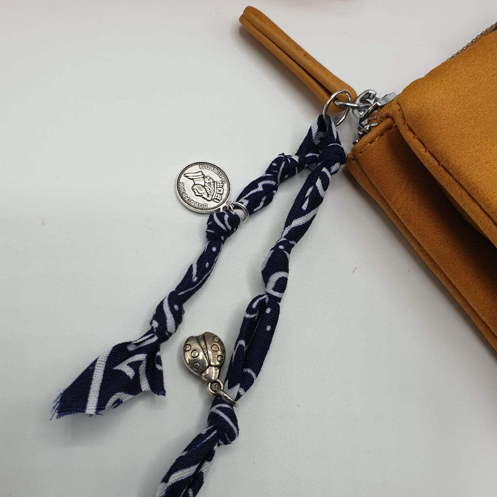 Portafoglio in ecopelle senape con charms