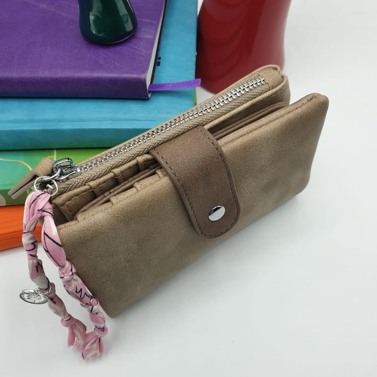 Portafoglio in ecopelle tortora con charms