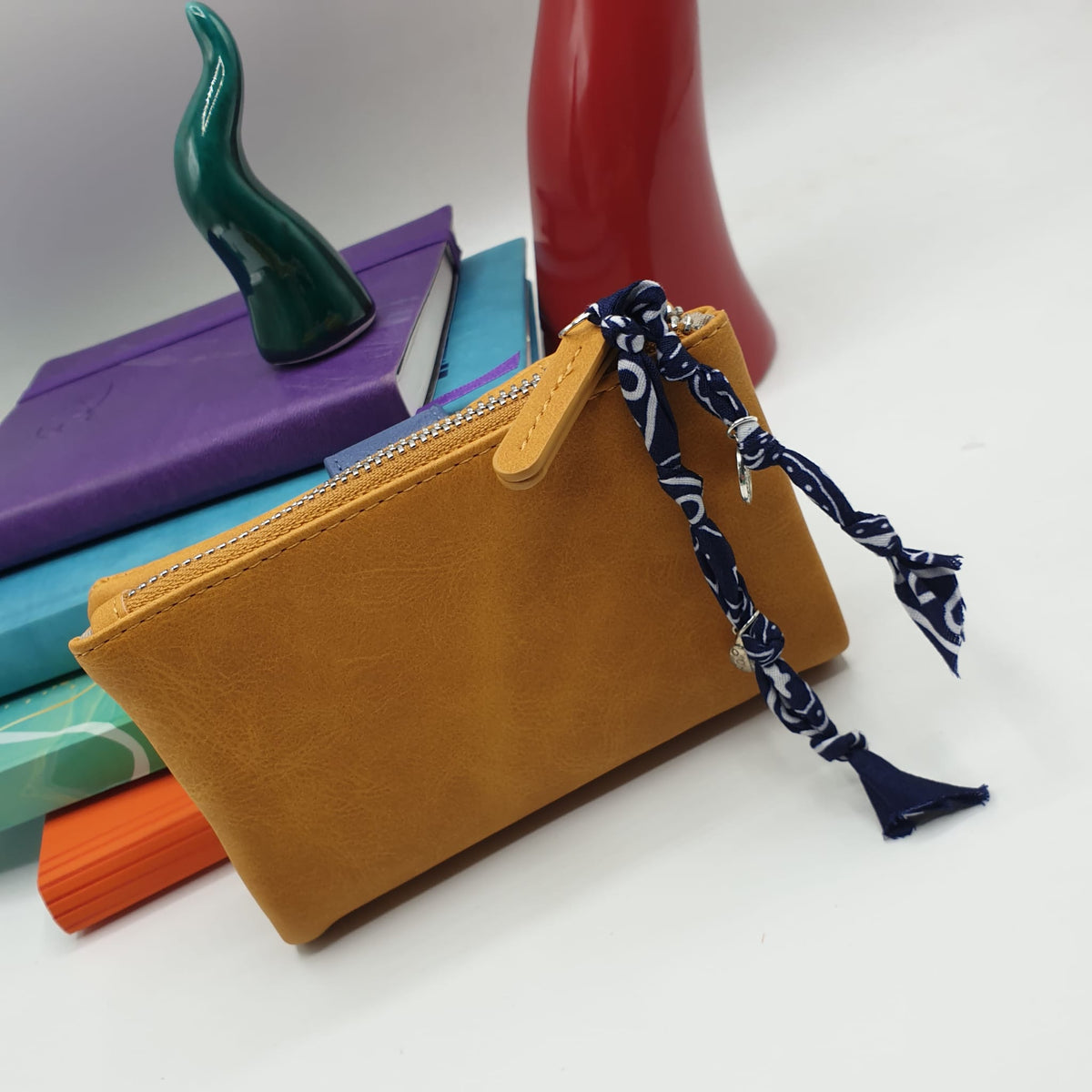 Portafoglio in ecopelle senape con charms