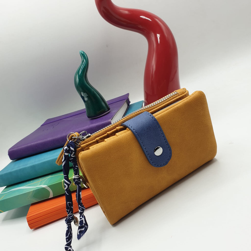 Portafoglio in ecopelle senape con charms