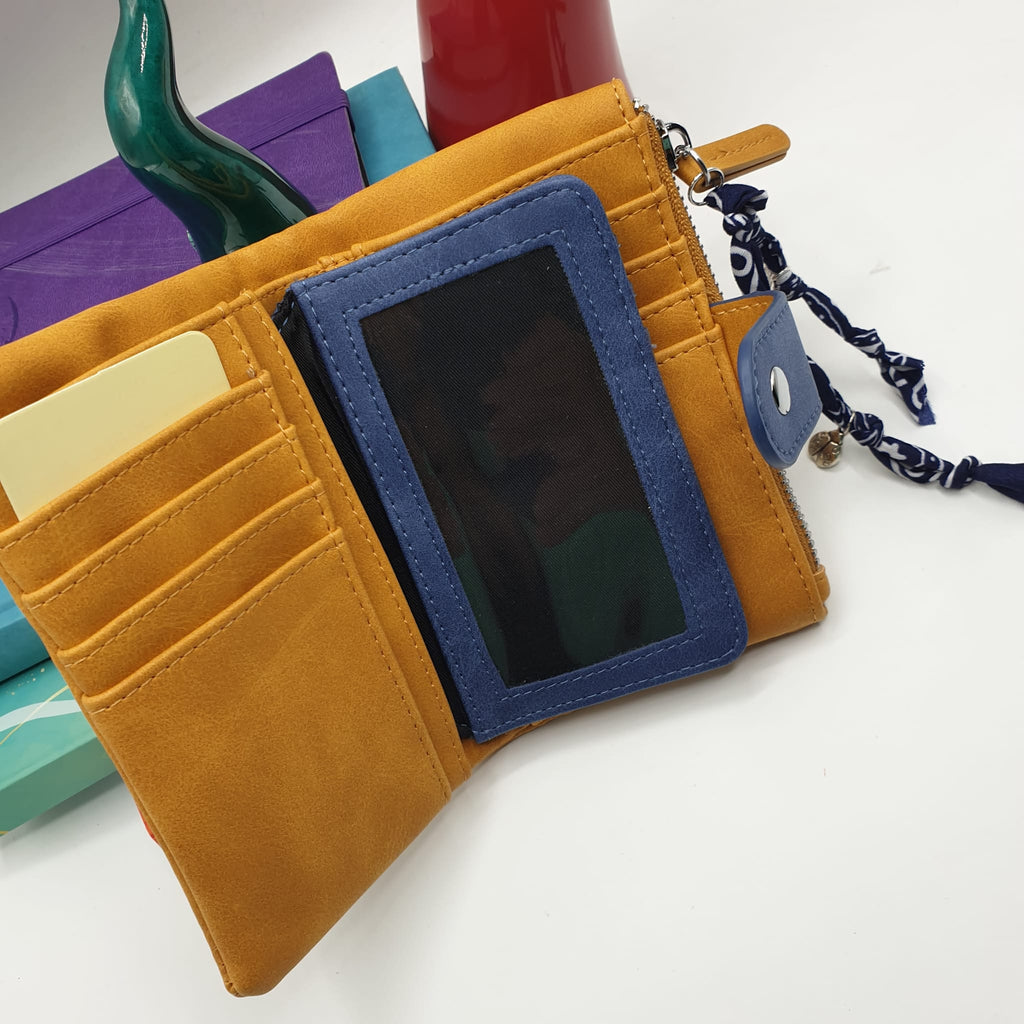 Portafoglio in ecopelle senape con charms