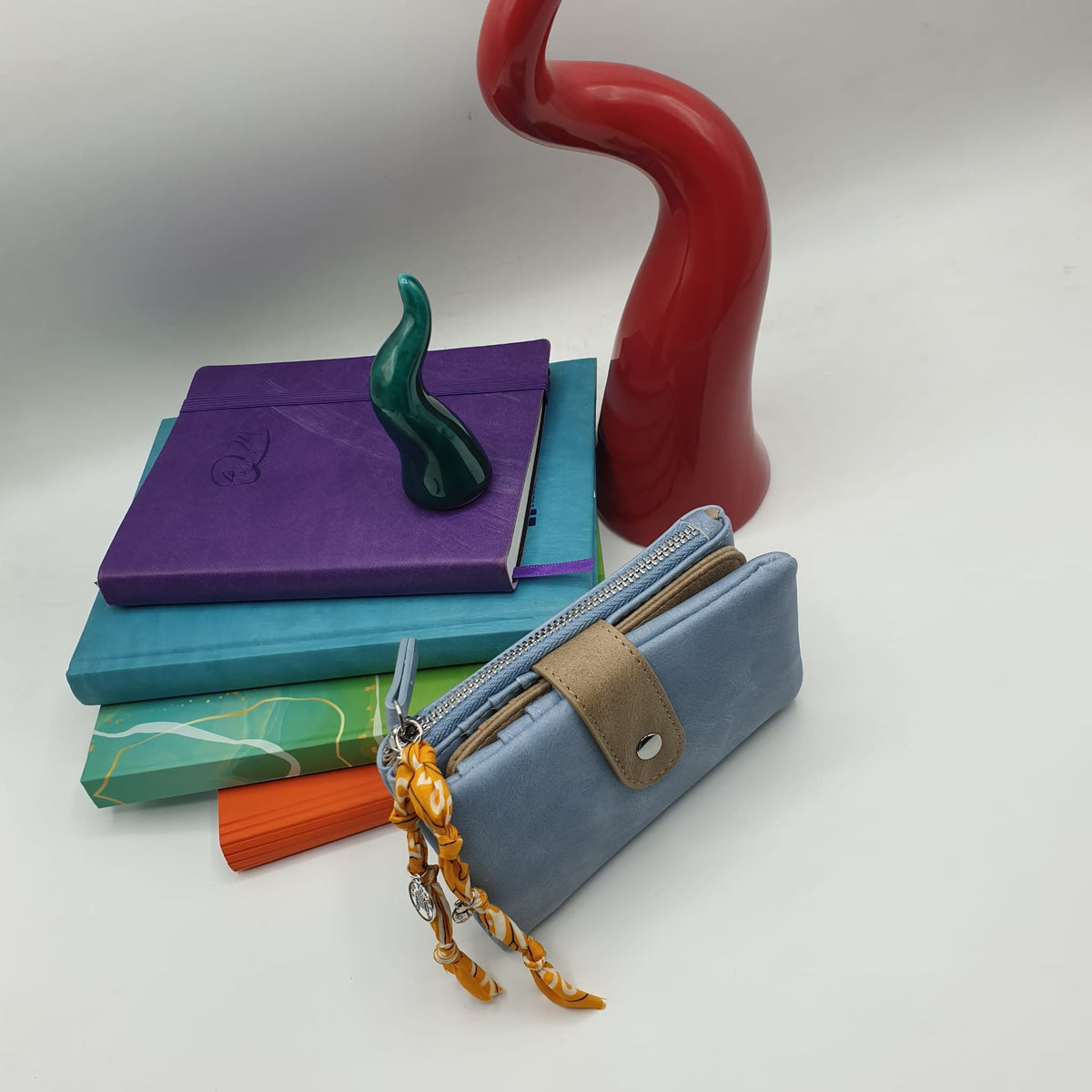 Portafoglio in ecopelle cielo con charms