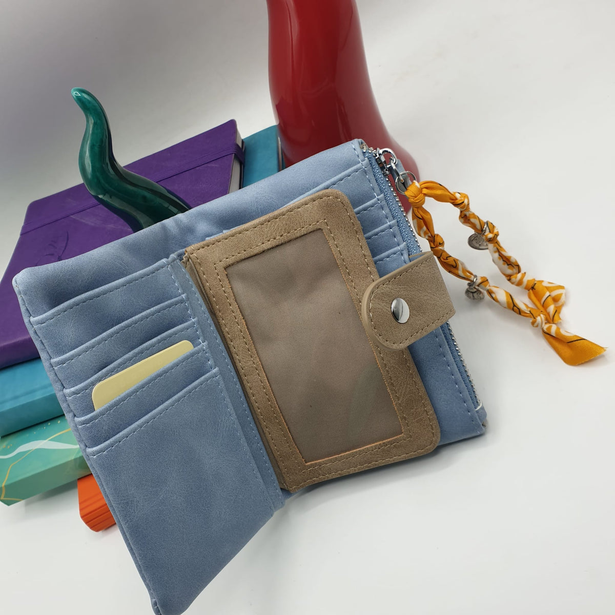 Portafoglio in ecopelle cielo con charms