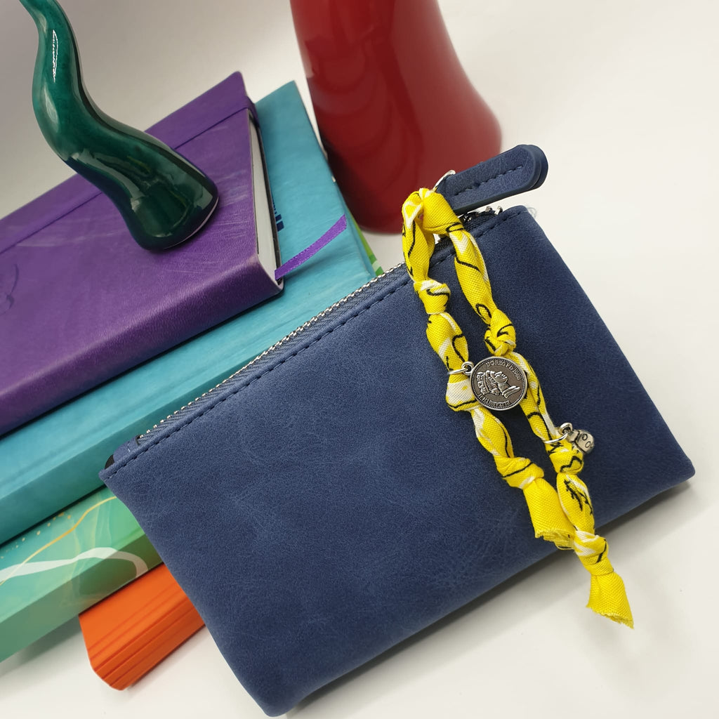 Portafoglio in ecopelle blu oceano con charms