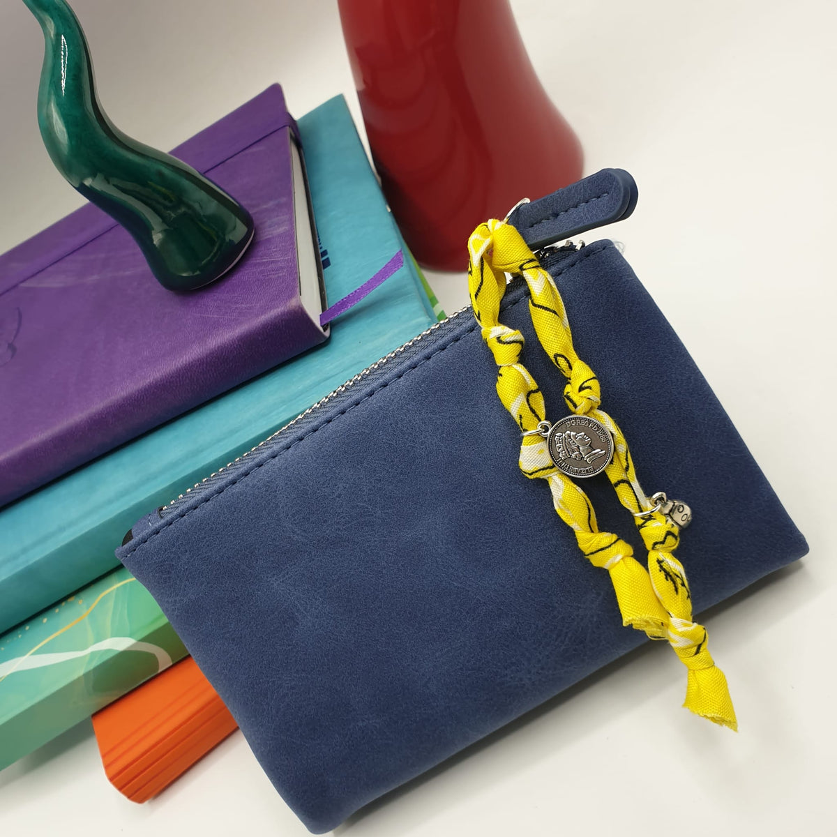 Portafoglio in ecopelle blu oceano con charms
