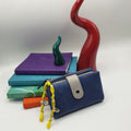 Portafoglio in ecopelle blu oceano con charms