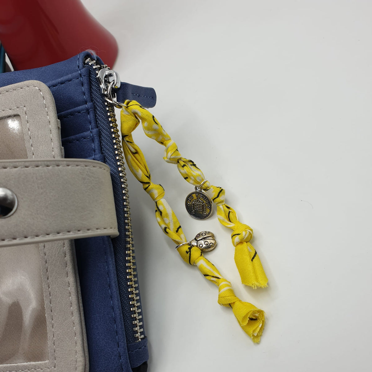 Portafoglio in ecopelle blu oceano con charms
