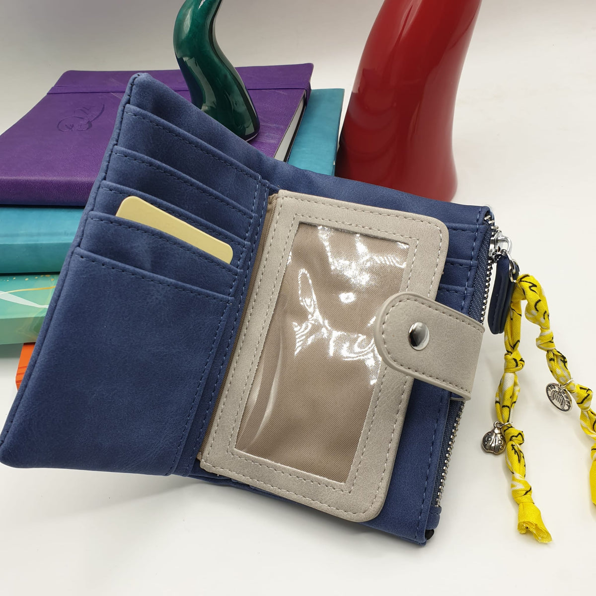 Portafoglio in ecopelle blu oceano con charms