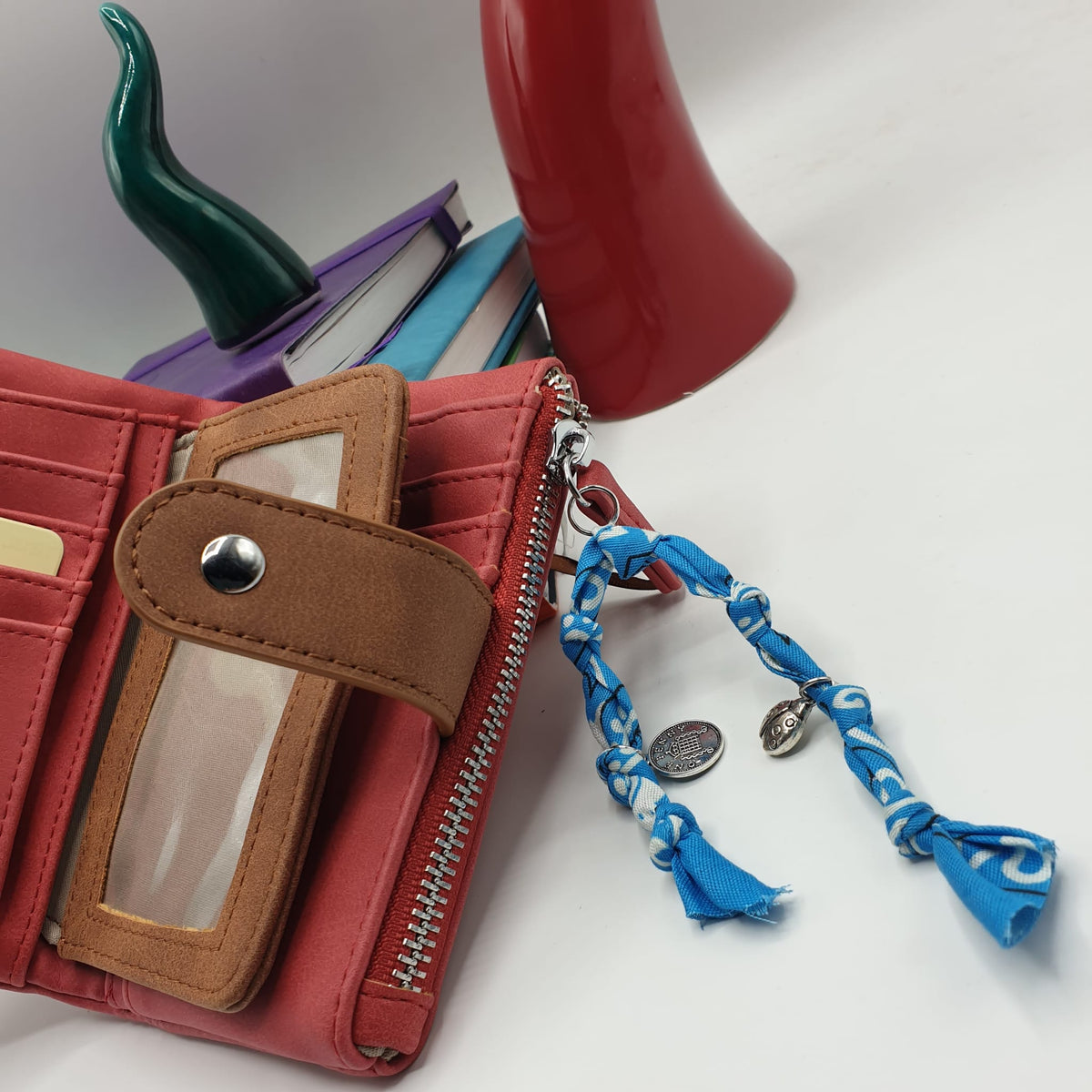 Portafoglio in ecopelle ciliegia con charms