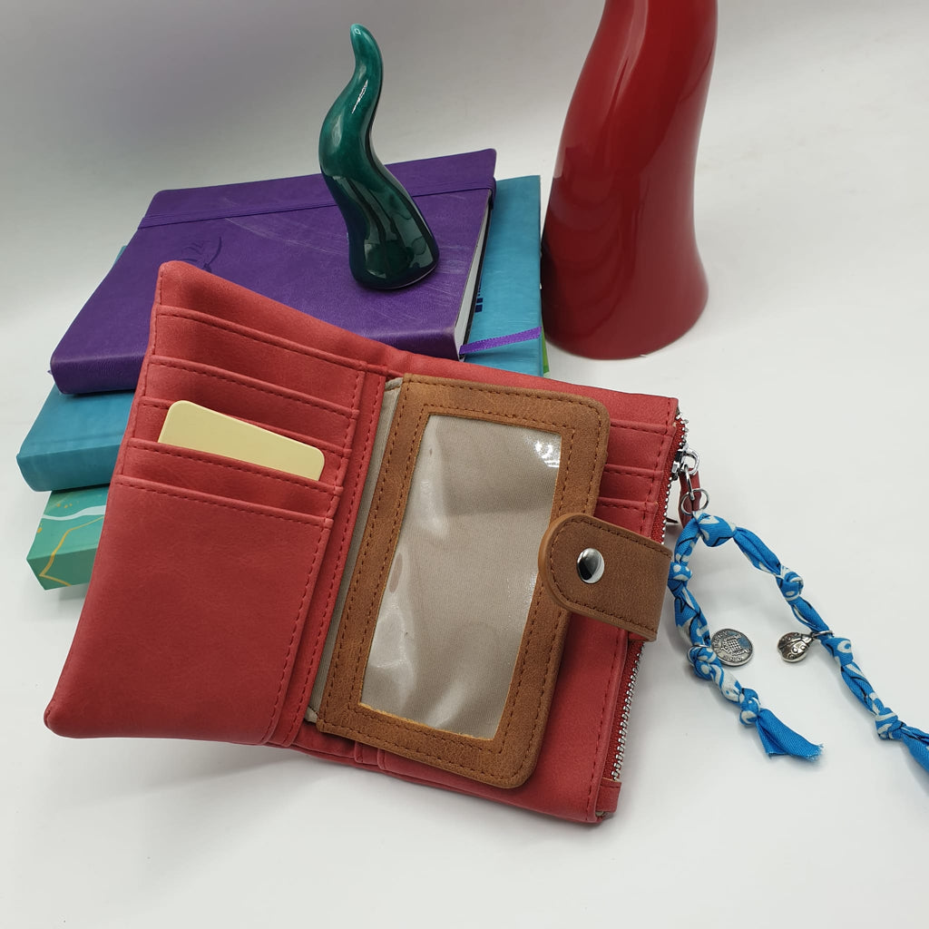 Portafoglio in ecopelle ciliegia con charms