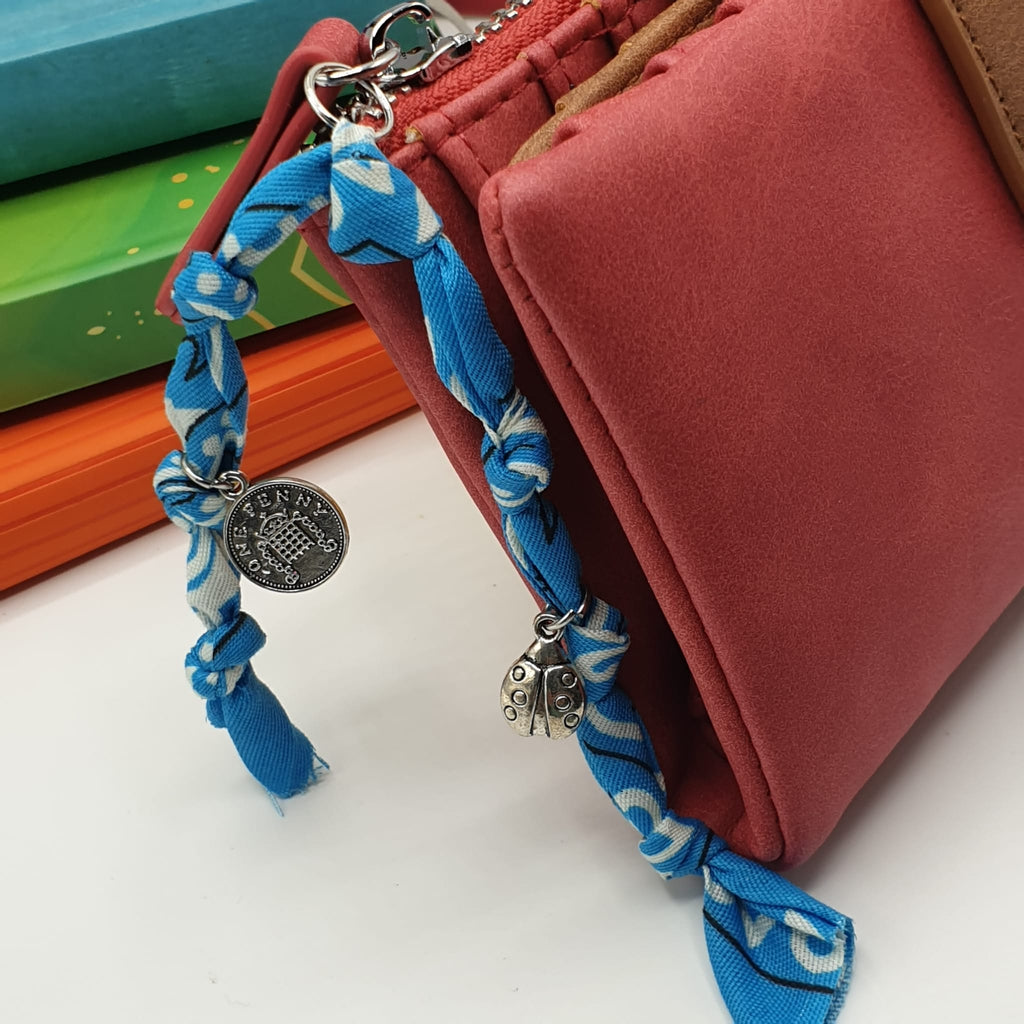 Portafoglio in ecopelle ciliegia con charms