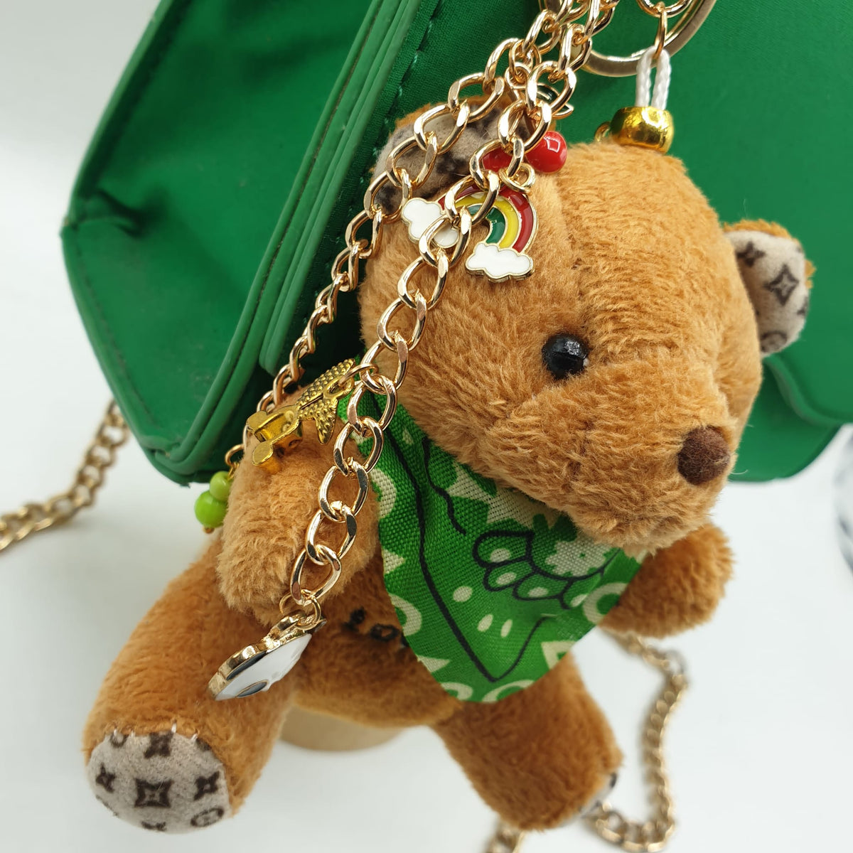 Charm borsa orsetto con bandana verde - pezzo unico