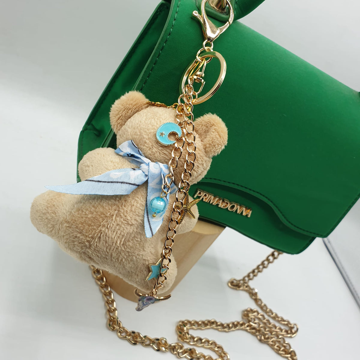 Charm borsa orsetto con bandana celeste - pezzo unico