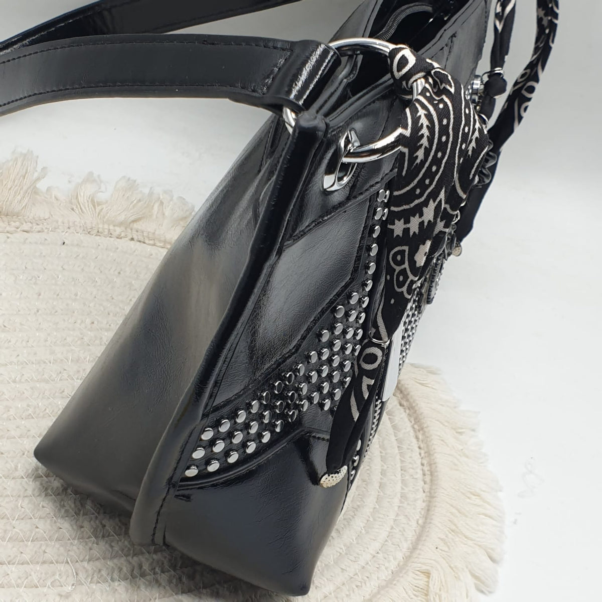 Borsa in similpelle con bandana charms