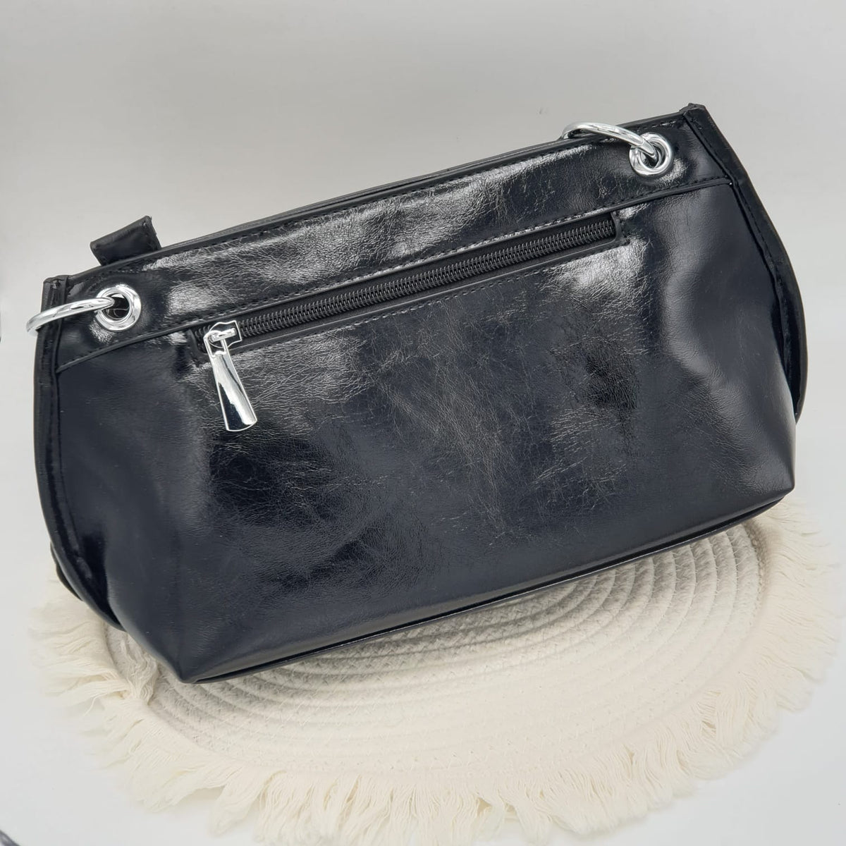 Borsa in similpelle con bandana charms