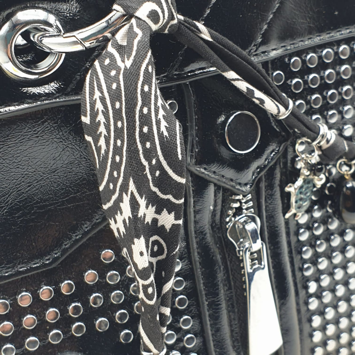 Borsa in similpelle con bandana charms