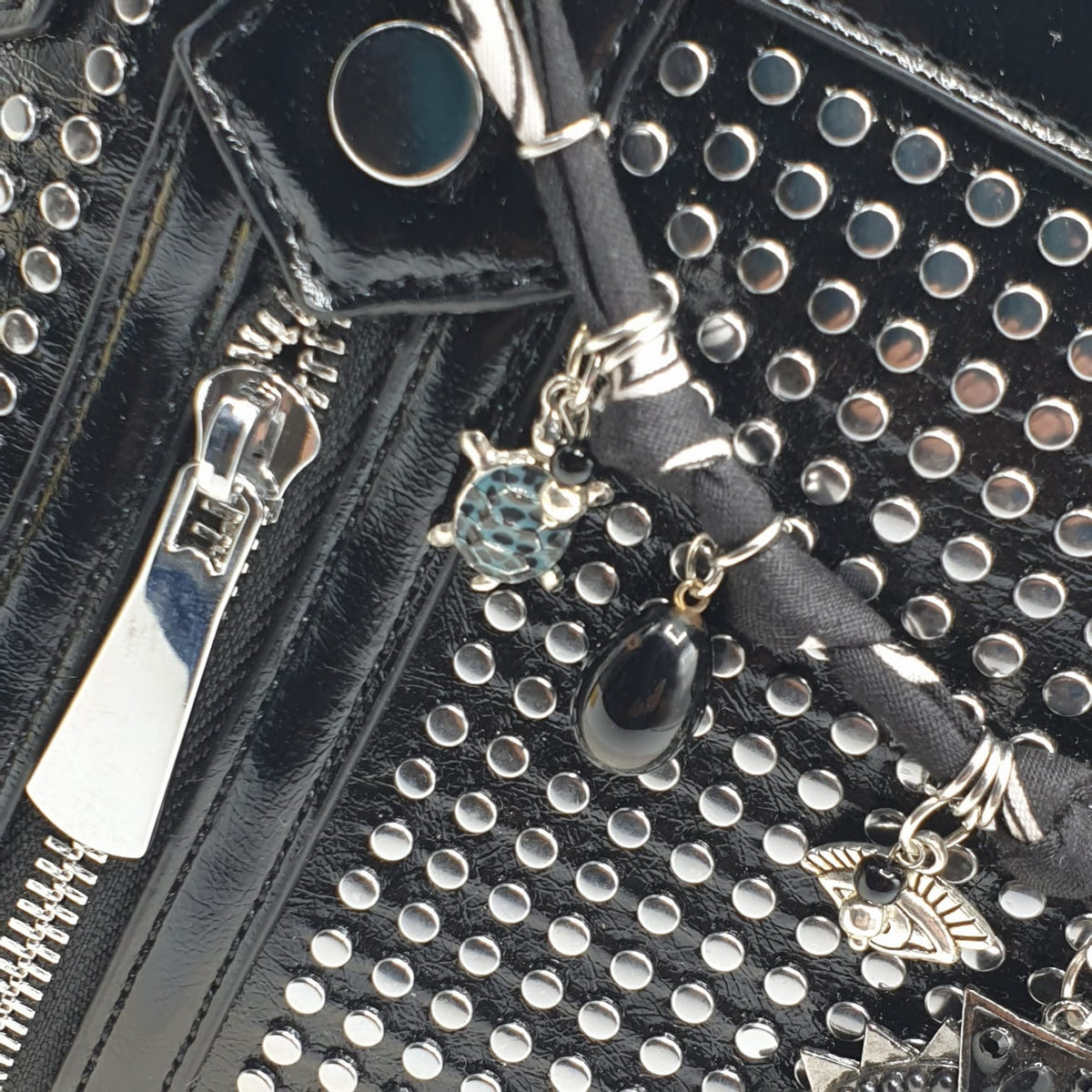 Borsa in similpelle con bandana charms