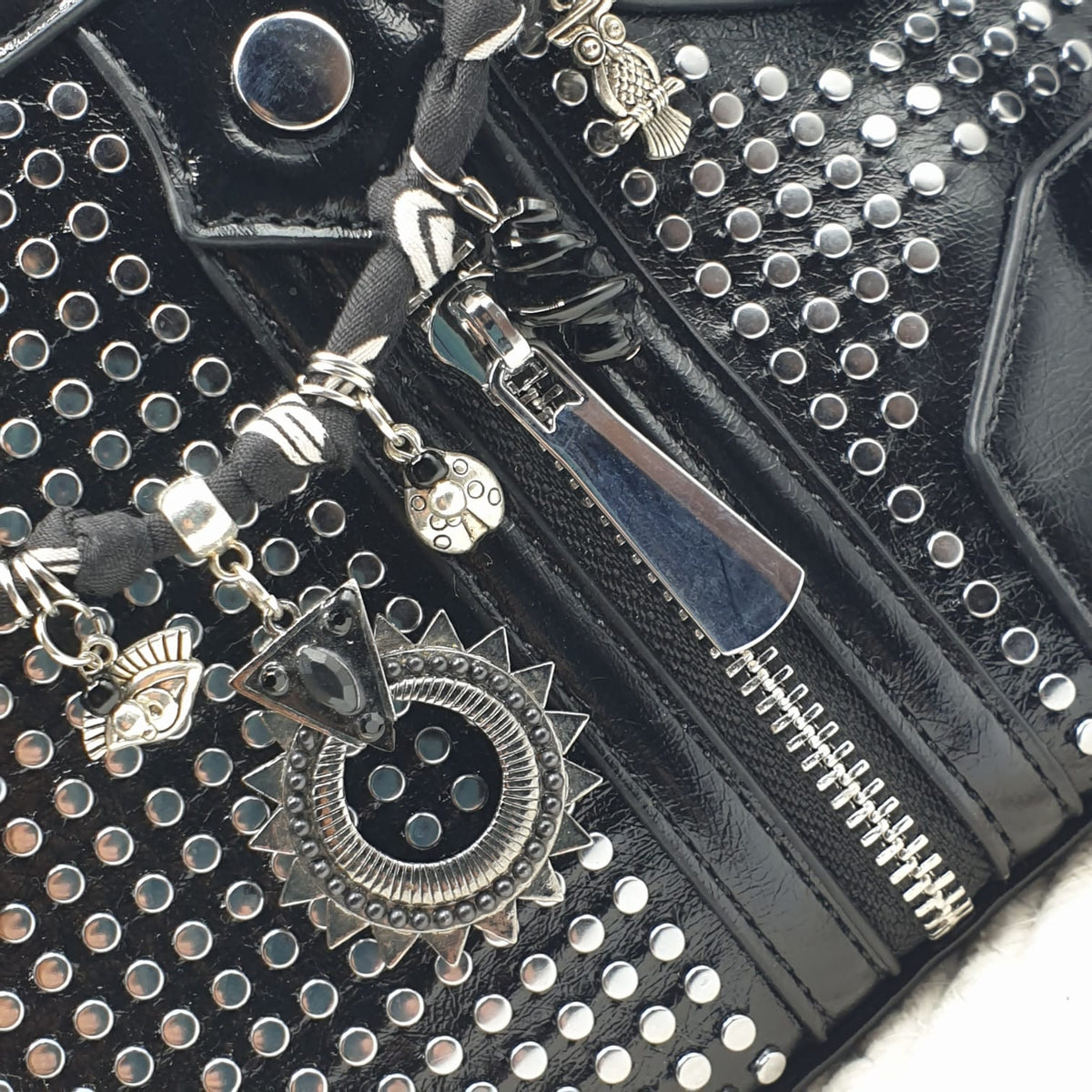 Borsa in similpelle con bandana charms