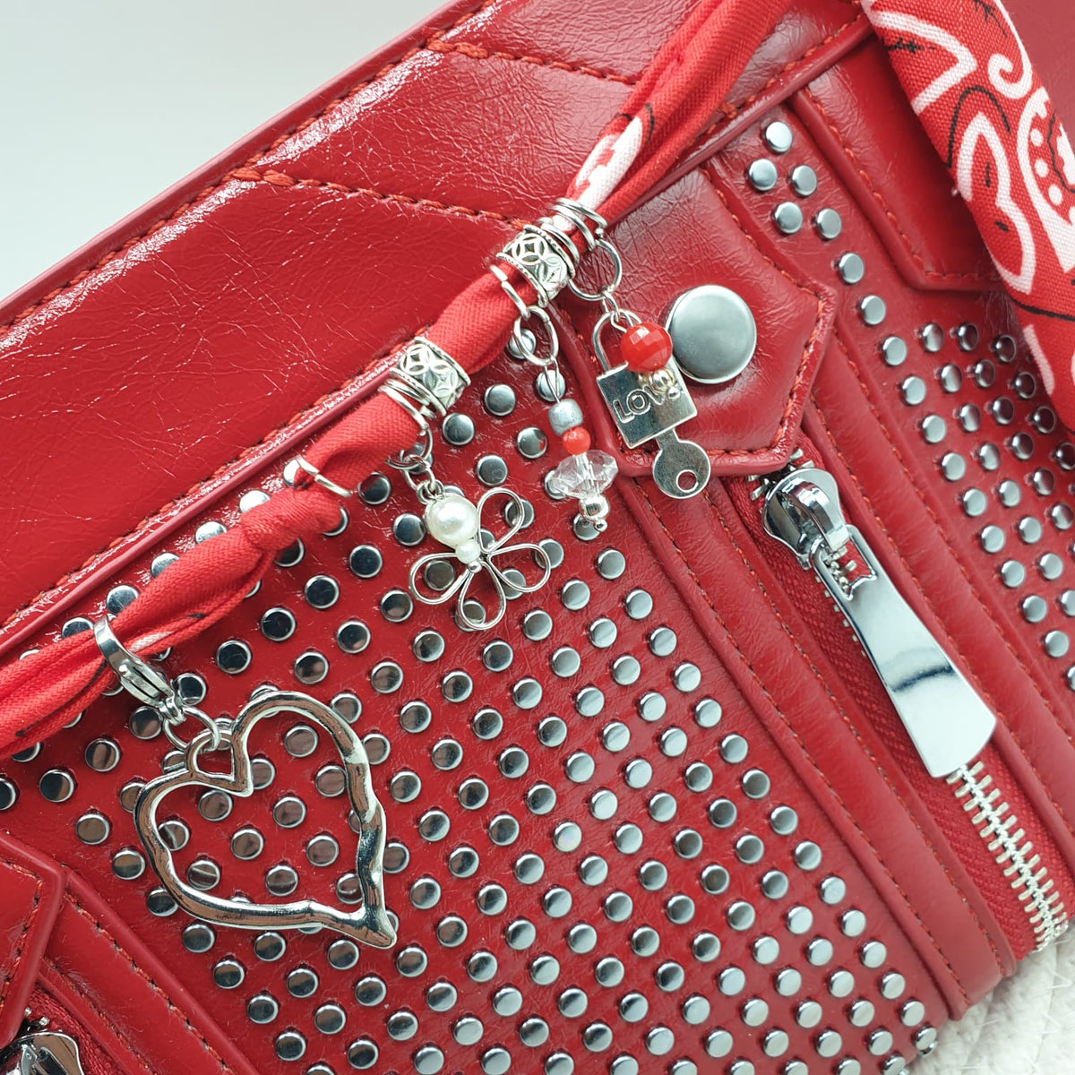 Borsa in similpelle con bandana charms