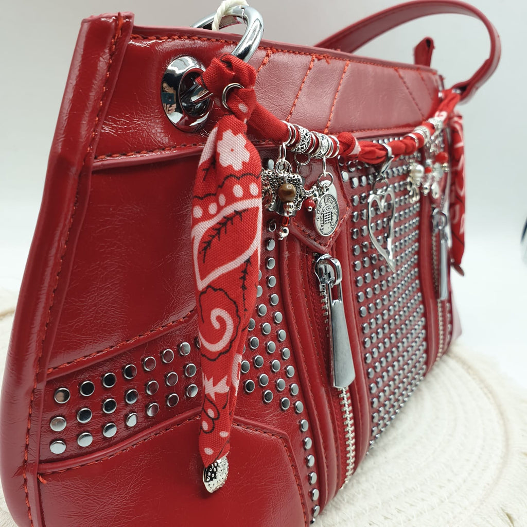 Borsa in similpelle con bandana charms