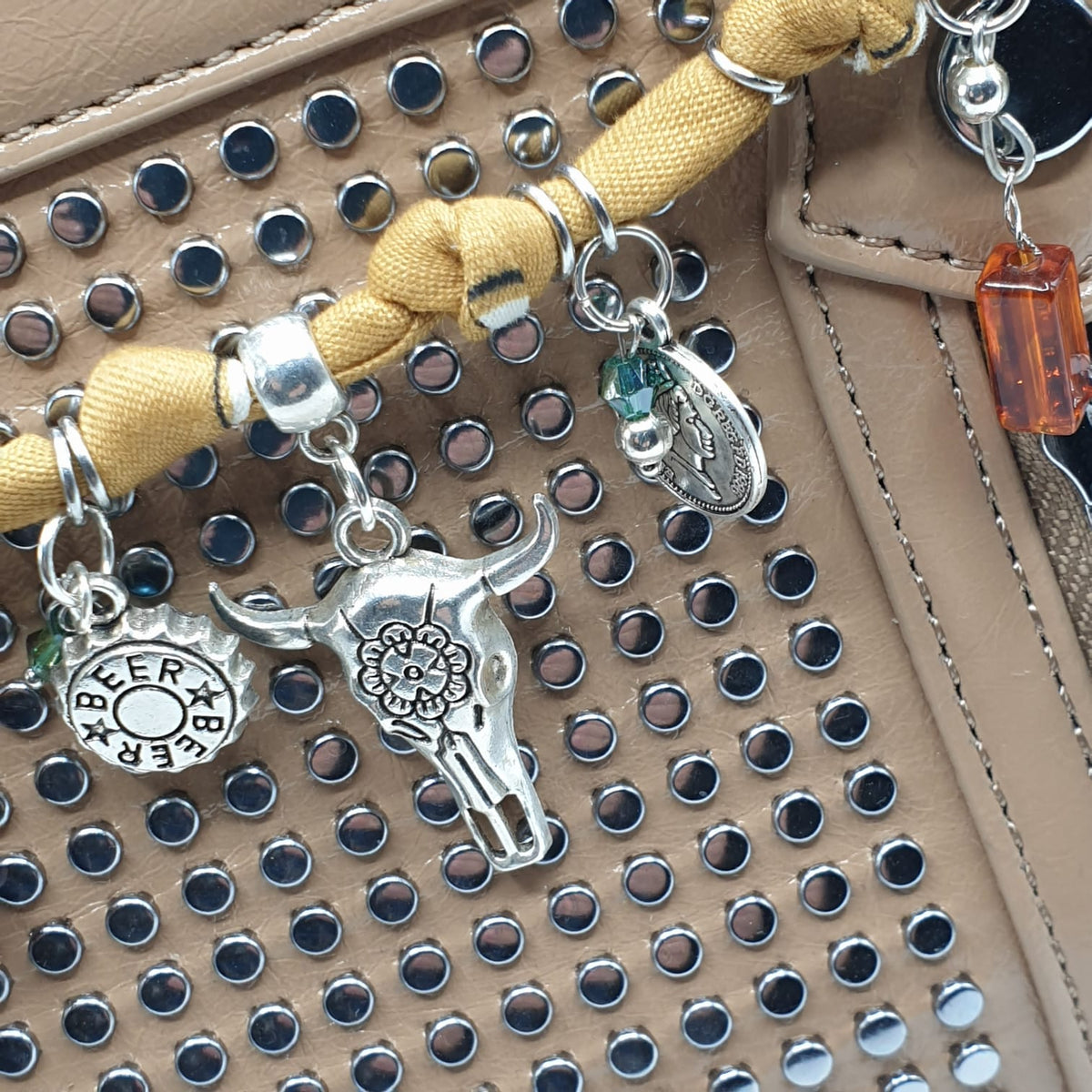 Borsa in similpelle con bandana charms