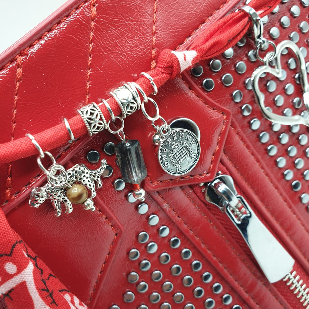 Borsa in similpelle con bandana charms