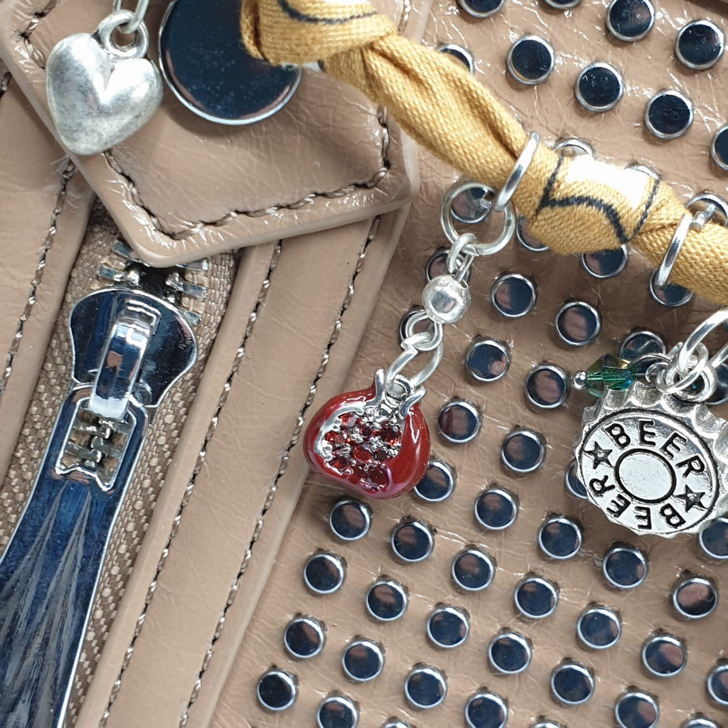 Borsa in similpelle con bandana charms