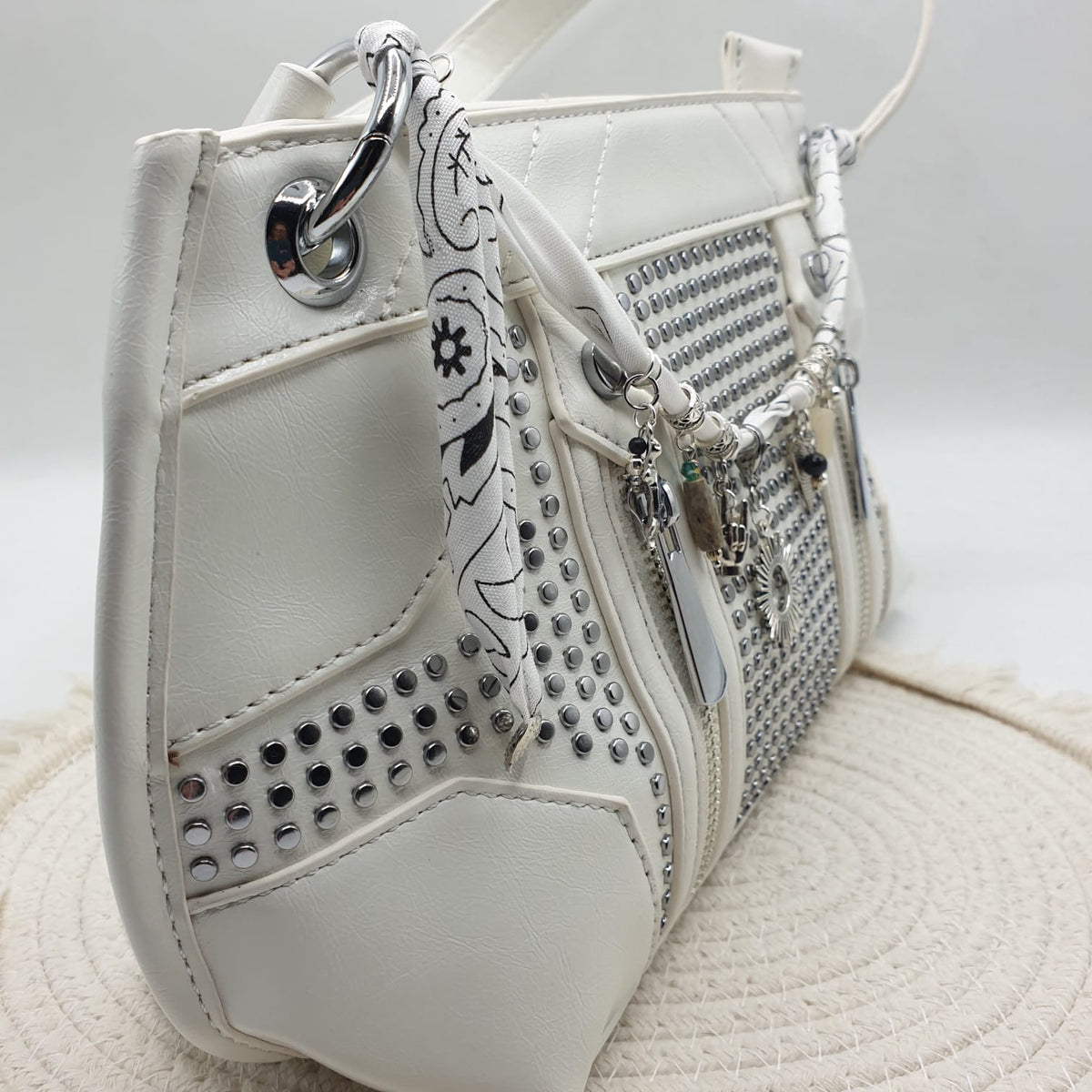 Borsa in similpelle con bandana charms