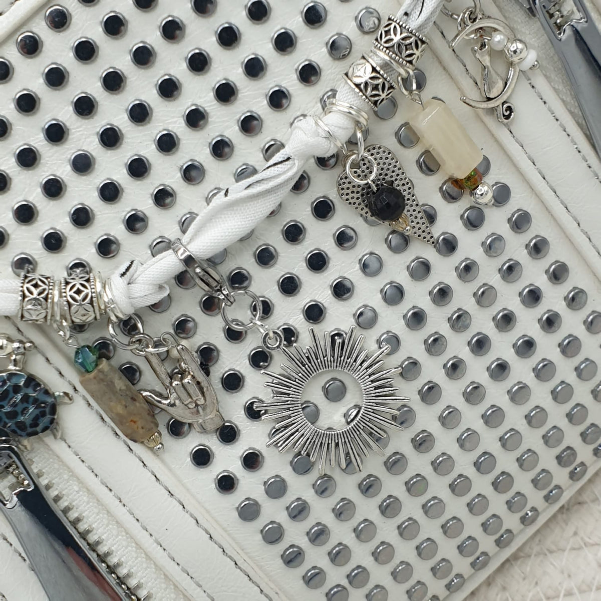 Borsa in similpelle con bandana charms