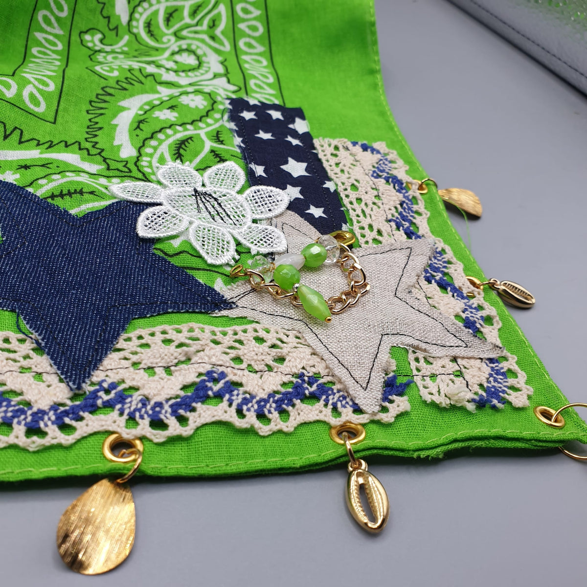 Bandana gioiello verde chiaro 5 charms- Pezzo unico