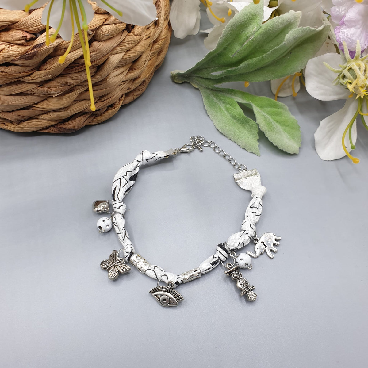 Bracciale bandana bianco 7 nodi con charms- Pezzo unico