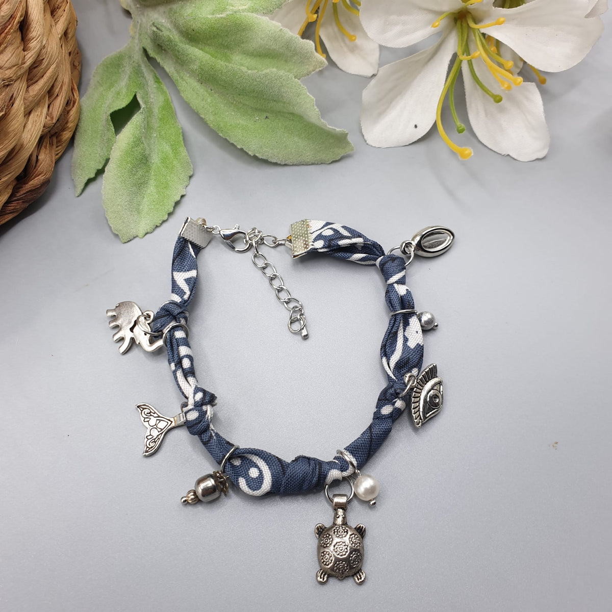 Bracciale bandana grigio 7 nodi con charms- Pezzo unico